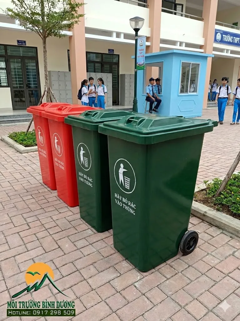 Thùng rác nhựa 120L màu xanh lá đặt tại sân trường học