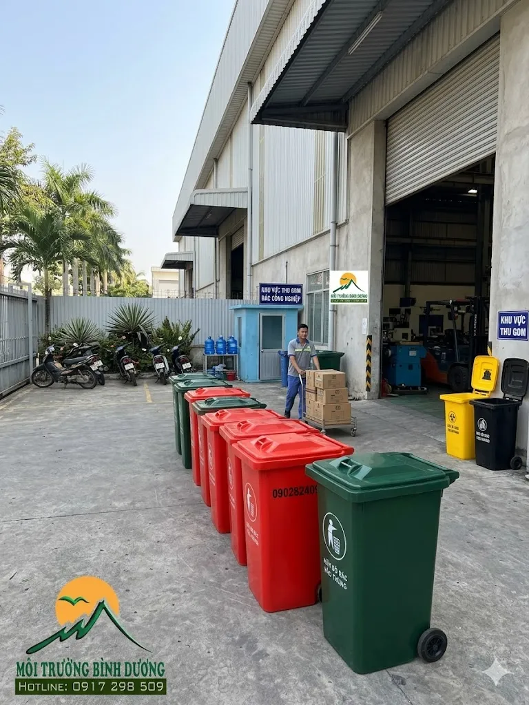 Thùng Rác Khu Công Nghiệp: Chọn Composite Hay HDPE? Kinh Nghiệm Từ 50+ Dự Án Thực Tế